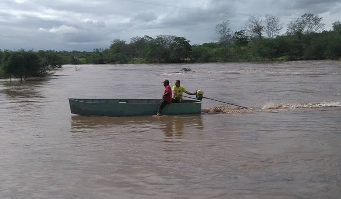 Morador constrói embarcação para socorrer vítimas da chuva