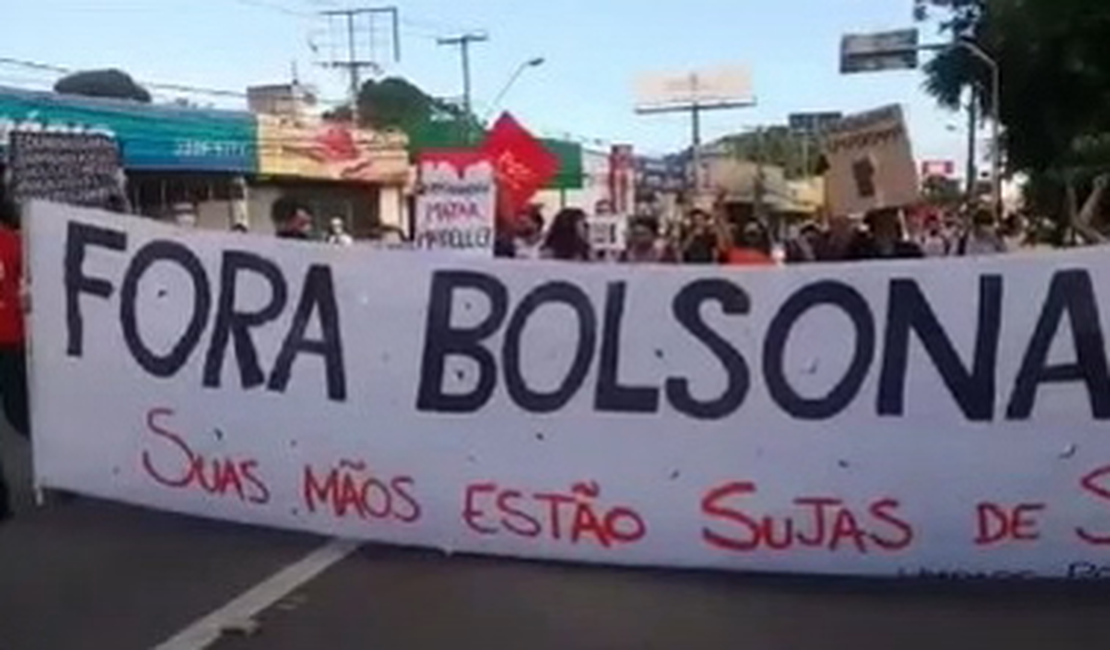 [Vídeo] Após criticar Bolsonaro por aglomeração, esquerda repete gesto em Maceió