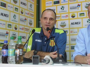 Wagner Lopes é apresentado e Sampaio dispensa seis jogadores