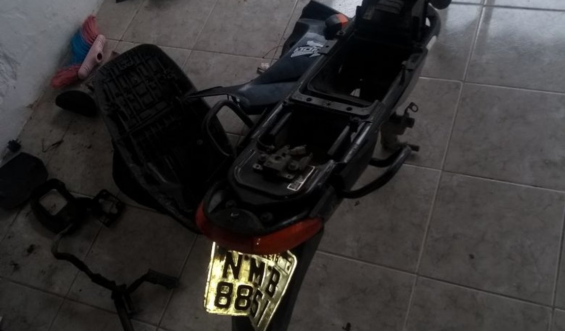 Motocicleta roubada é encontrada desmontada em residência