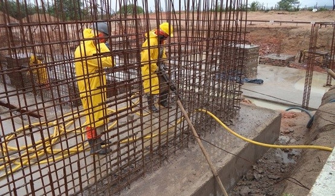 Adutora do Alto Sertão vai levar água a oito municípios da região