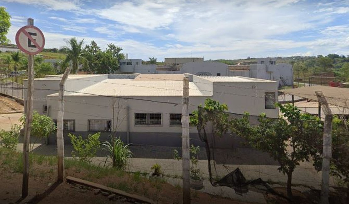 Detento joga água fervente no rosto de travesti após fim de namoro em penitenciária