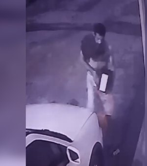 [Vídeo] Homem é flagrado furtando bateria de carro no Vergel do Lago