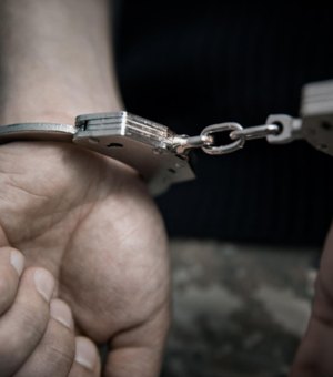 Homem agride companheira com cabo de vassoura e incita policiais a atirarem contra ele em Maceió