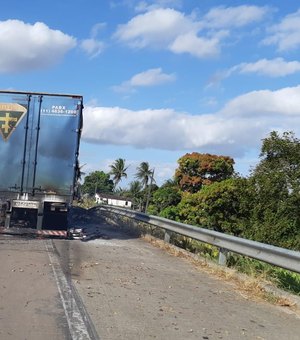 Colisão entre moto e carreta gera incêndio no povoado de Cana Brava, no município de São Sebastião