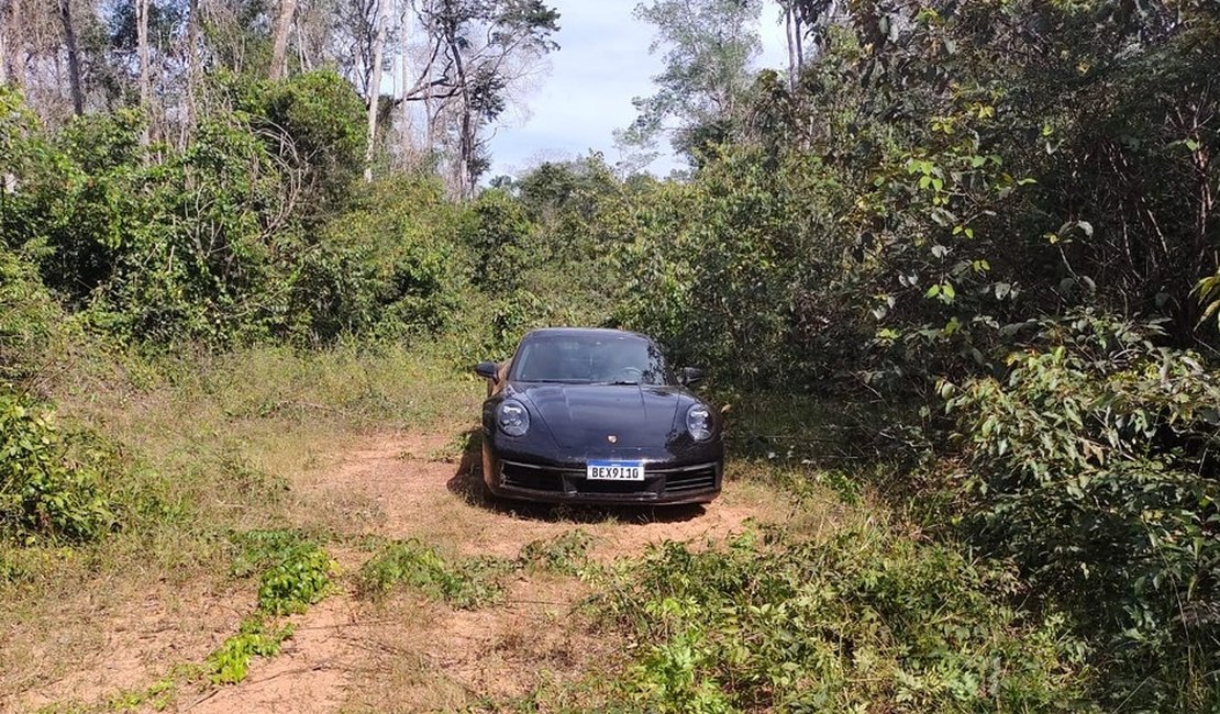 Adolescentes roubam Porsche e o abandonam em mata após combustível acabar