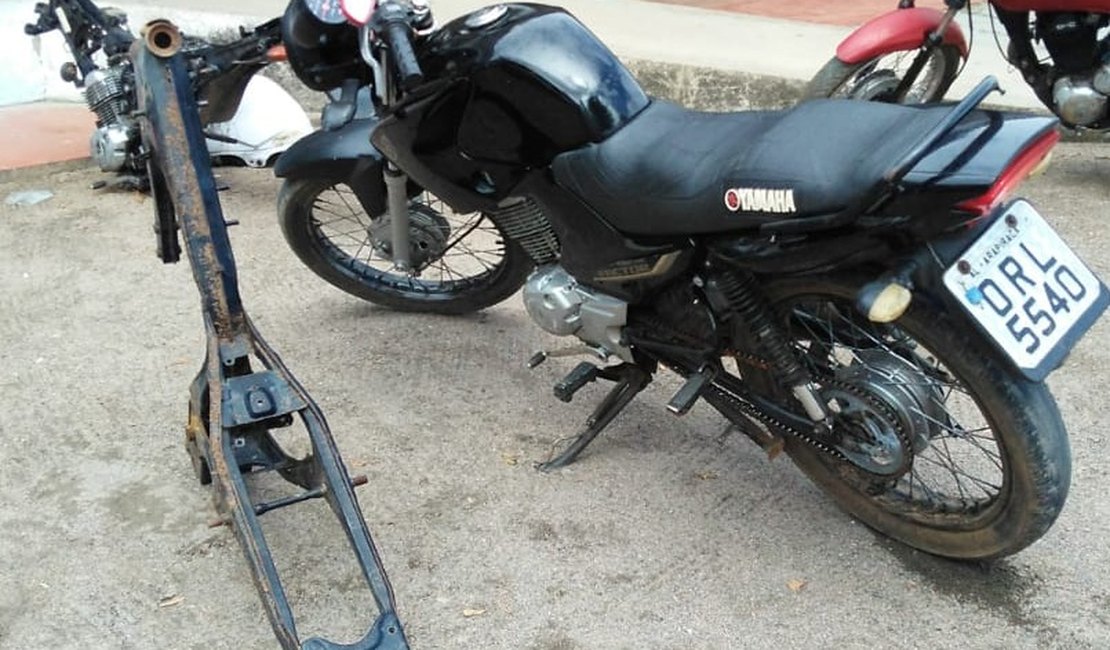 Motocicleta e carcaça são encontradas em matagal na zona rural de Arapiraca