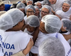 Merendeira é homenageada por equipe de escola em despedida