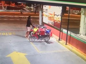 [Vídeo] Entregador é furtado enquanto aguardava pedido na Av. Fernandes Lima