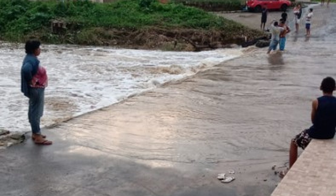 [Vídeo] Nível do Riacho Camoxinga sobe outra vez e assusta moradores em Santana do Ipanema