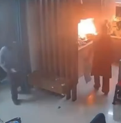 Entregador age rápido e evita incêndio em cozinha na Índia