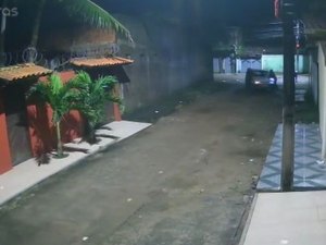 Vídeo mostra momento em que carro é furtado em frente à residência