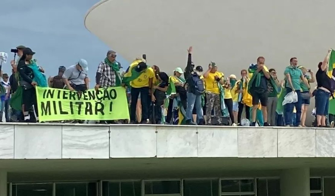Bolsonaristas fazem ato terrorista e invadem Planalto e STF