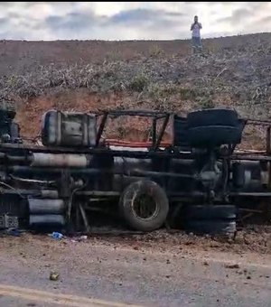 Caminhão com carga de água mineral tomba AL-105 em São Luís do Quitunde