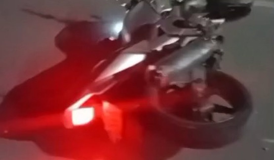 Motociclista perde o controle e sofre acidente no fim da Rota do Mar, em Maceió