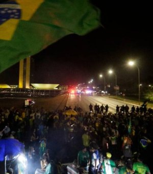 Manifestantes a favor de Bolsonaro invadem Esplanada dos Ministérios