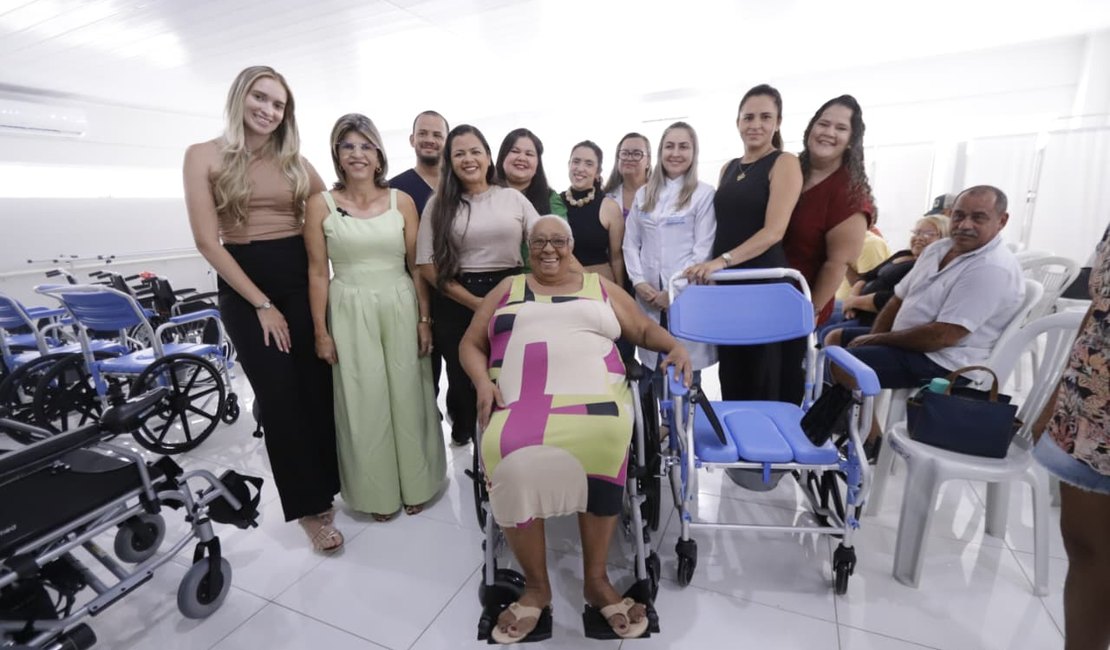 Prefeitura entrega 30 cadeiras de rodas a usuários do Credefipi em Palmeira dos Índios