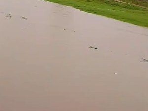 [Vídeo] Nível do rio Jacuípe sobe, pode transbordar e população teme nova cheia