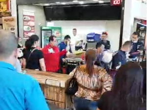 [Vídeo] Idosa passa mal em praça de alimentação e é atendida em estado grave