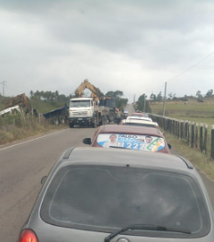 Tráfego na AL-115 fica lento devido à queda de caminhão em ribanceira