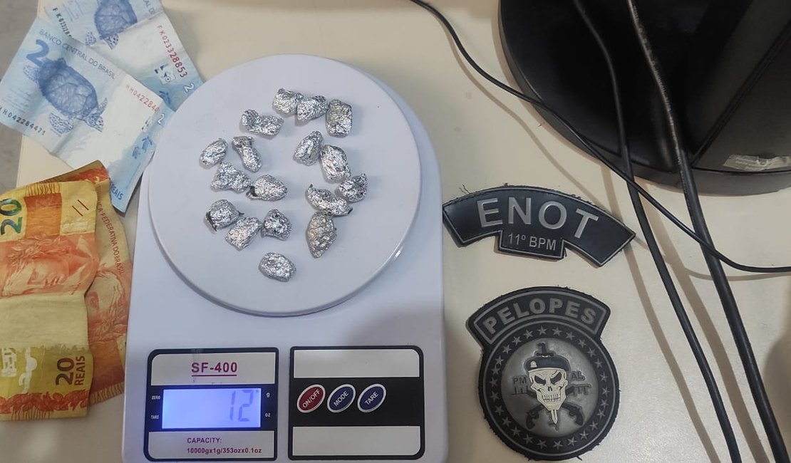 Polícia encontra bombinhas de maconha com suposto vendedor de água, em Penedo