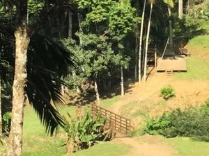 Menina de sete anos fica ferida após cair de tirolesa em hotel fazenda