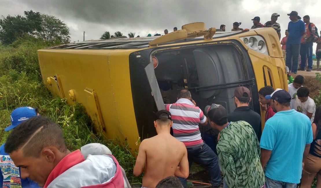 Ônibus escolar tomba na zona rural de Craíbas e deixa passageiros feridos 