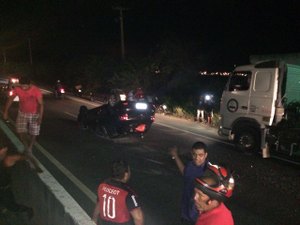 Motorista capota carro ao tentar desviar de bicicleta na BR-104