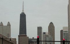 O prédio (no centro da foto, com a antena) é o 4º mais alto de Chicago