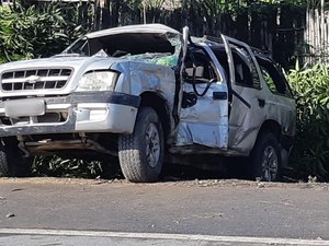 Carro bate em árvore, capota e deixa cinco feridos na BR-101