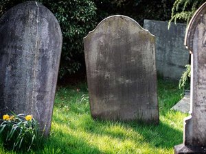 Jovens são presos por pegar crânio e tirar “selfie” em cemitério