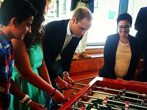 Sem Kate Middleton, Príncipe William joga totó em visita a Malta