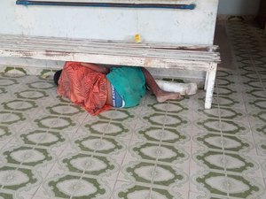 Assaltante cai de moto durante fuga e é espancado por populares em Arapiraca