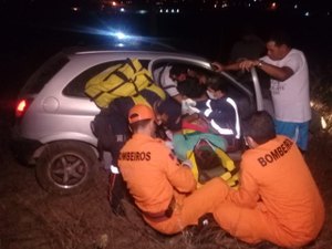 Carro colide contra carroça e duas pessoas ficam feridas na AL-115