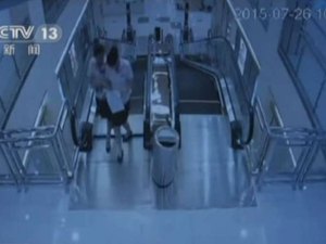 [VÍDEO] Câmera registra defeito em escada rolante minutos antes de morte de mulher