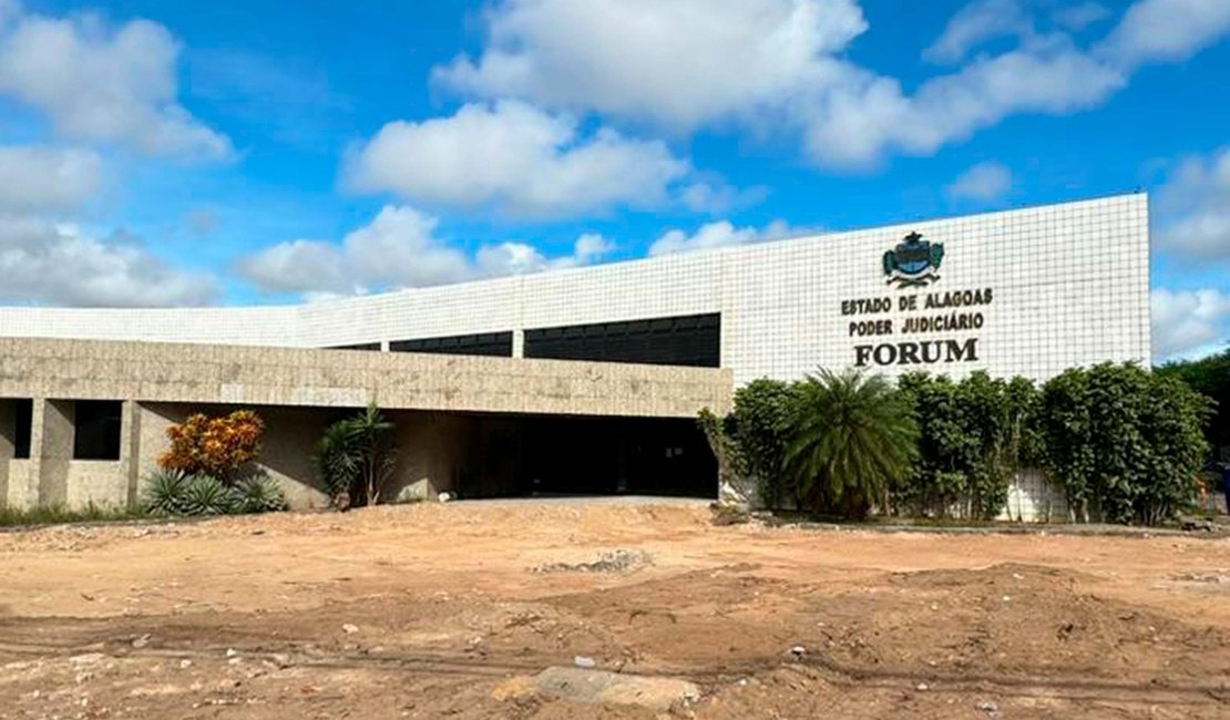 Varas criminais de Arapiraca funcionam em locais temporários durante reforma do fórum