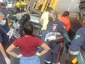 [Vídeo] Carreta que tombou sobre carro provocou morte de médica e estudante