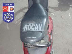 Moto com queixa de roubo é abandonada no bairro Canafístula