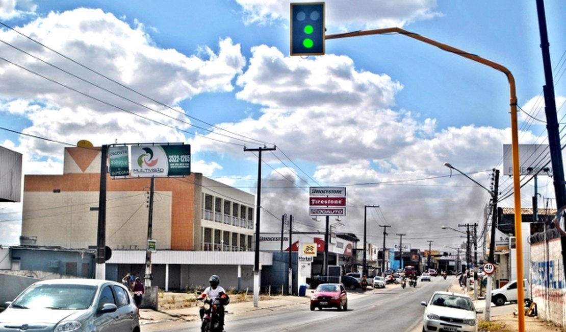 SMTT substitui semáforo danificado e reforça sinalização