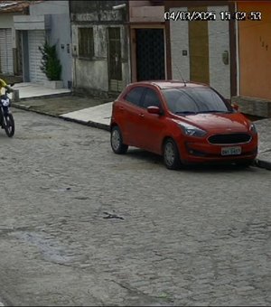 Moto é furtada no bairro Alto do Cruzeiro, em Arapiraca; ação é registrada por câmeras