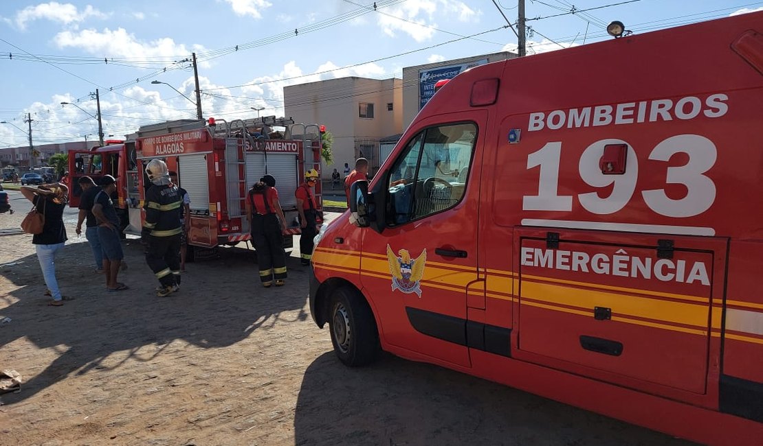 Homem é socorrido após levar choque elétrico em obra na Ponta Verde