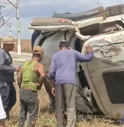 Caminhão que transportava escavadeira tomba na AL-220, em Jaramataia