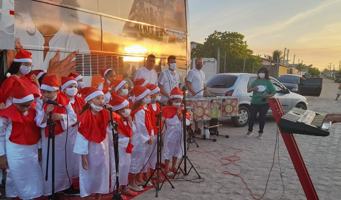 [Vídeo] Apresentação de coral infantil emociona público em frente à igreja do bairro Nova Esperança