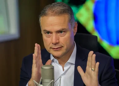 Renan Filho escolhe vice decorativa enquanto JHC não mostra as cartas
