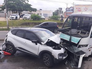 Micro-ônibus colide contra carros e motos e deixa feridos na Serraria