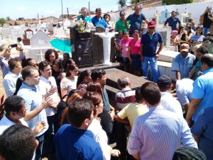 Sepultamento de mortos em acidente na BR 101 causa comoção em Feira Grande
