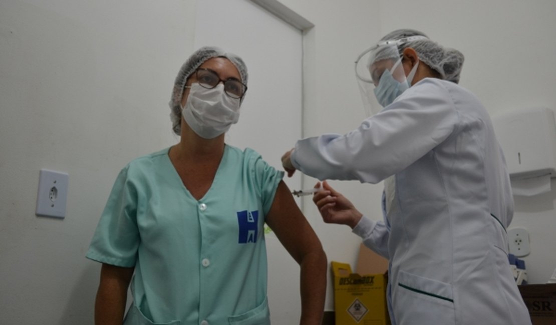 Mais de 33 mil doses da vacina contra a Covid-19 já foram aplicadas em AL