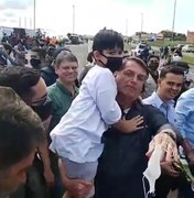 Bolsonaro vai a Minas sem máscara, causa aglomeração e pega criança no colo