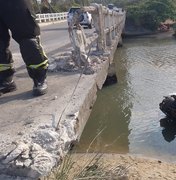 [Vídeo] Van cai de ponte após colidir com carro na AL-101 Norte, em Maceió