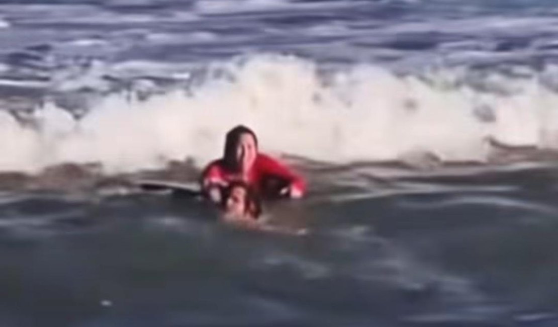 [Vídeo] Surfista salva mulher de afogamento na Praia do Francês